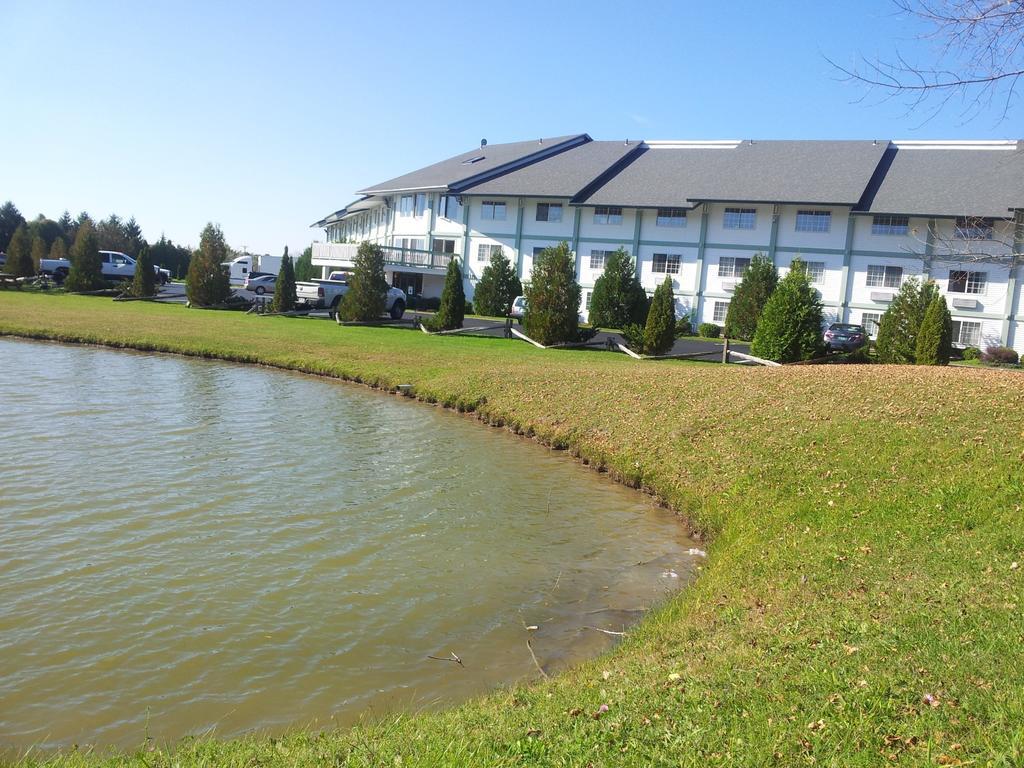 Days Inn By Wyndham Shelburne/Burlington Esterno foto